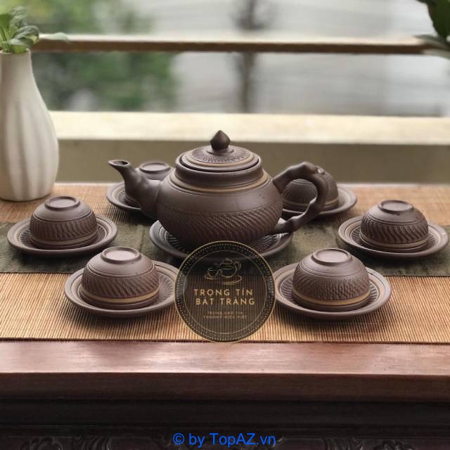 Bộ ấm gồm 6 chén trà, 7 khay trà và 1 ấm pha trà (dung tích 260ml và kích thước rộng 10cm, cao 6,5cm, miệng 5cm)