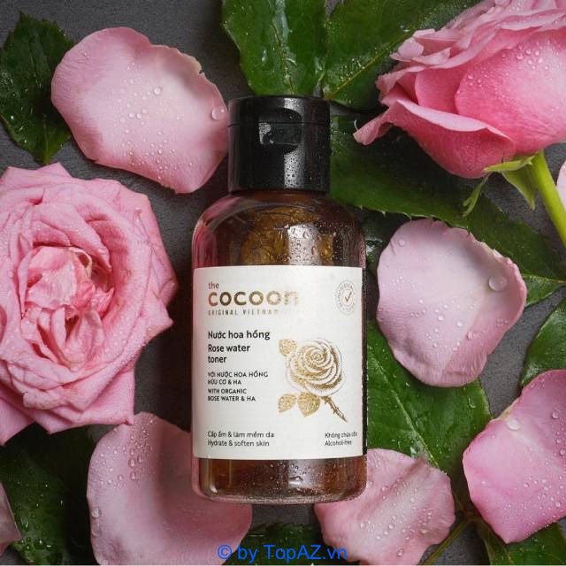 Cocoon được làm từ Hyaluronic Acid, cánh hoa hồng tươi và những thành phần có tác dụng giữ ẩm tự nhiên.