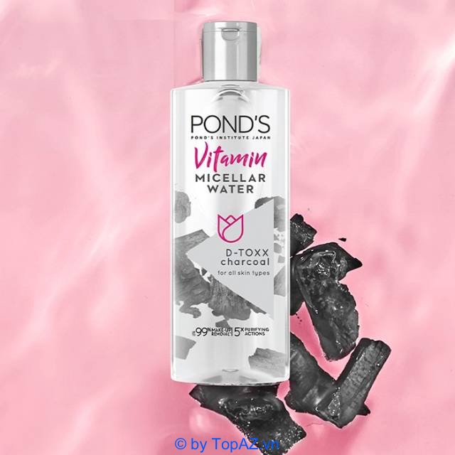 Pond's Vitamin Micellar Water D-Toxx Charcoal giúp lỗ chân lông thông thoáng và da được thanh lọc, thải độc sáng mịn