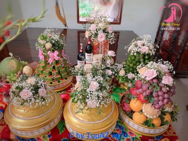 Một mẫu mâm quả ngày cưới trang trí hoa tươi được thực hiện bởi Thành Dung