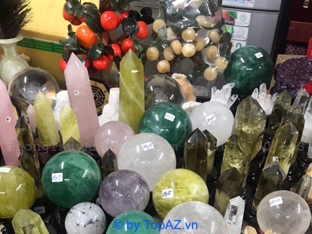 Thạch Anh Việt đang bày bán trụ đá Serpentine với đa dạng kích thước và cân nặng để khách hàng tha hồ chọn lựa.