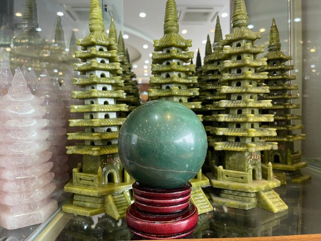 Khi đến với Ngọc Gems, quý khách sẽ được chiêm ngưỡng hàng ngàn sản phẩm phong thủy được chế tác từ những loại đá quý khác nhau.