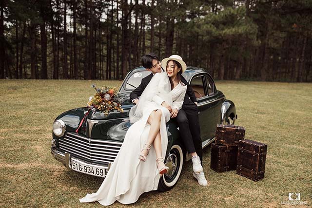 Studio chụp ảnh cưới đẹp nhất tại TPHCM, Luka Wedding Sài gòn tạo dáng ảnh cưới trên xe cổ