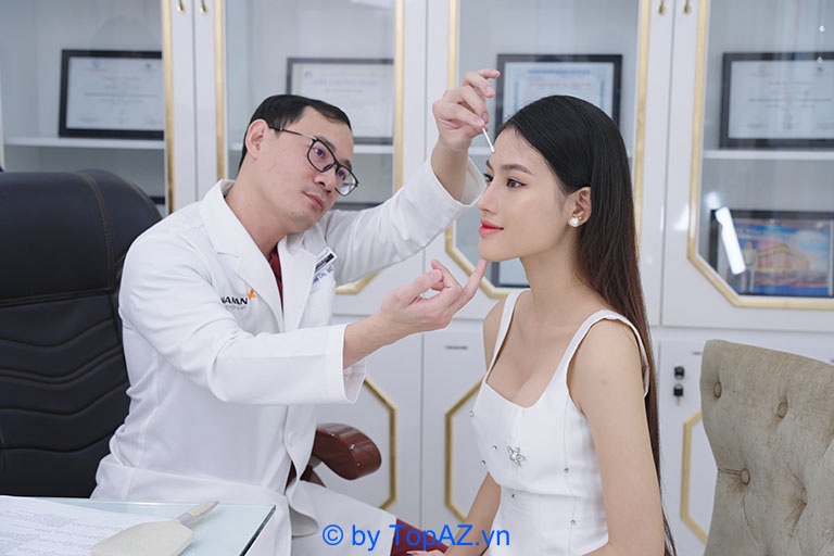 Bác sĩ Đỗ Quang Khải thăm khám cho á hậu Trần Nguyên Minh Thư 