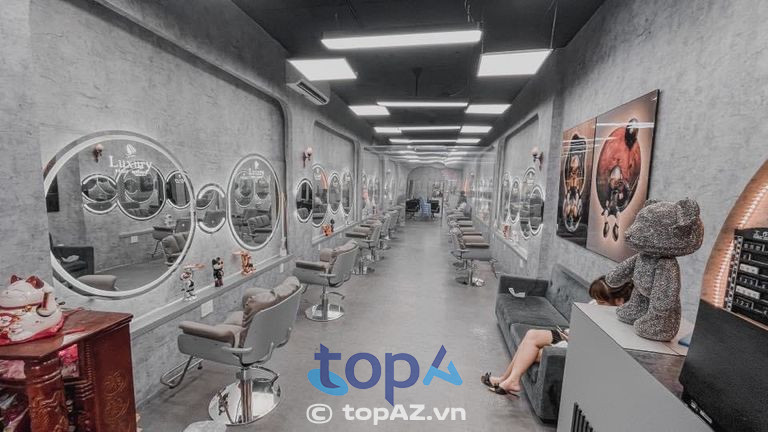 Salon tóc dĩ an tốt nhất Luxury Hair Salon có không gian rộng rãi, được đầu tư kỹ lưỡng về máy móc, thiết bị hiện đại.