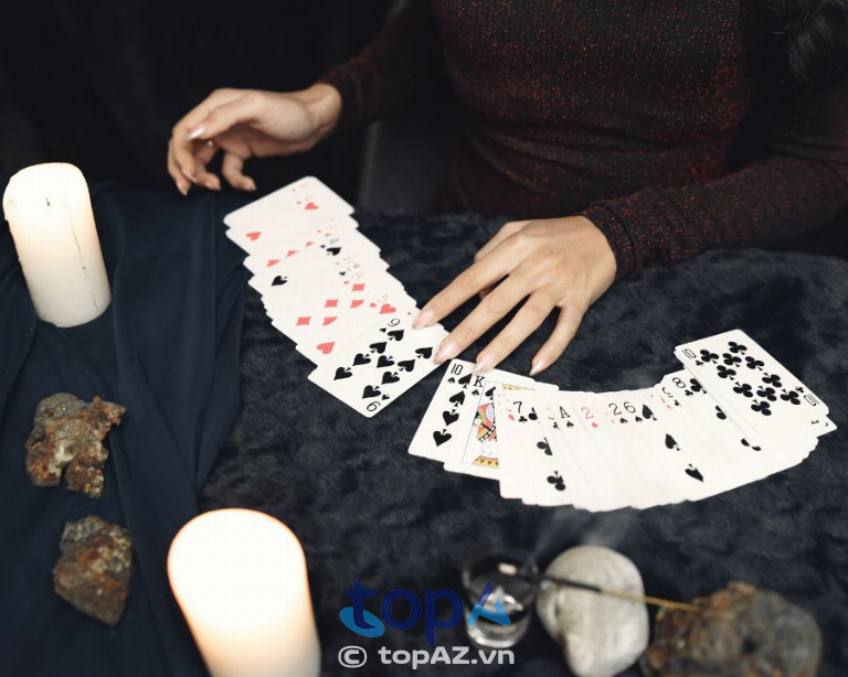 Cô Thuý xem bói bài tây Hà Nội