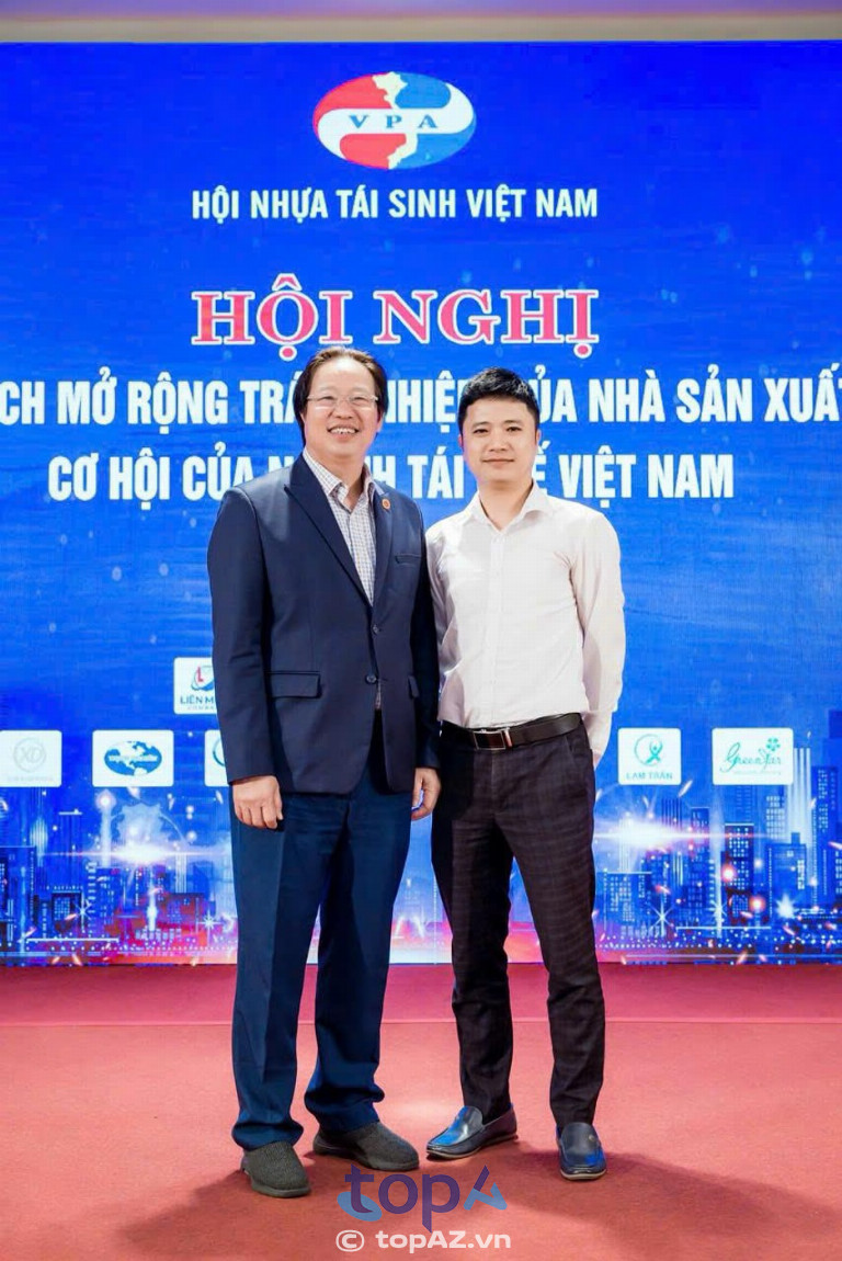 Ông Lê Văn Thăng (phải), giám đốc ICD Việt Nam tại một sự kiện của Hội nhựa tái sinh Việt Nam