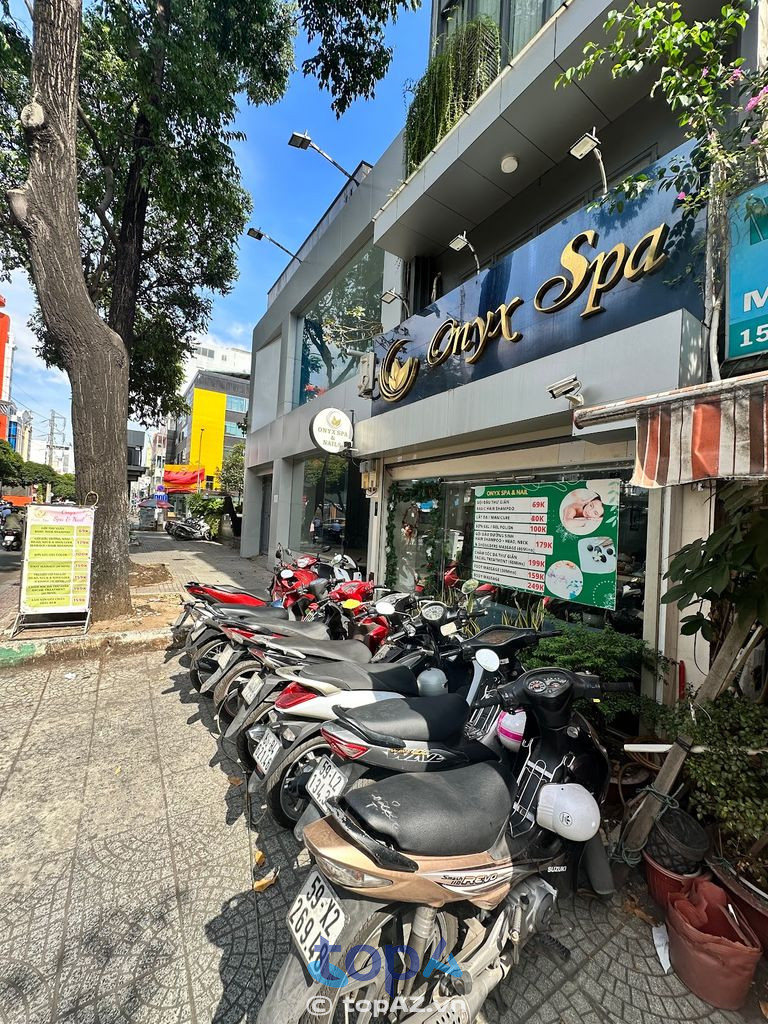 Onyx Spa nằm trên mặt tiền đường Điện Biên Phủ, thuận tiện cho khách hàng ghé đến trải nghiệm dịch vụ chà gót chân