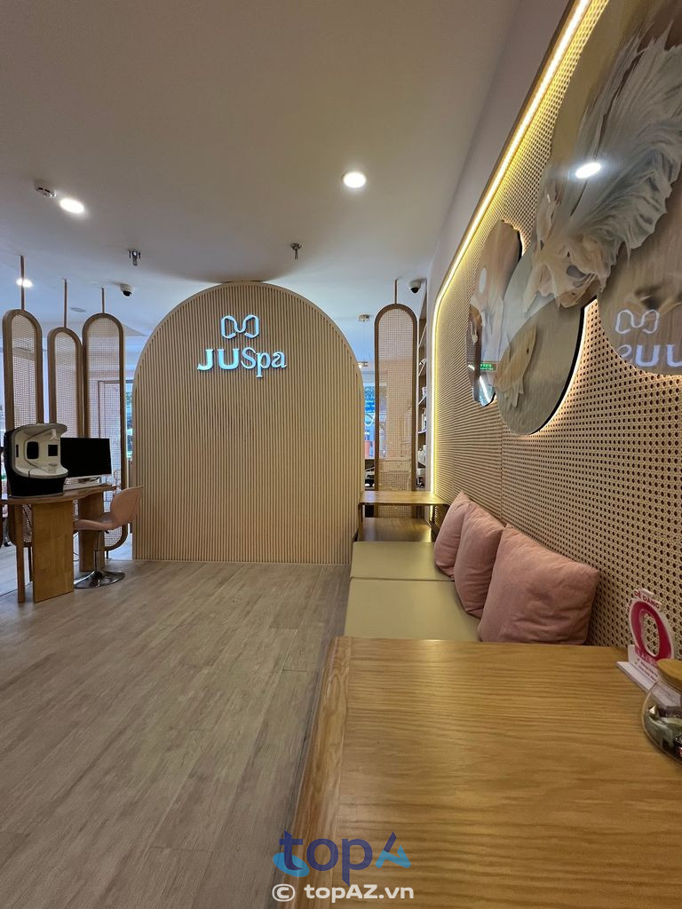 JU Spa có không gian ấm cùng, sạch sẽ, giúp khách hàng được thư giãn tuyệt đối khi đến trải nghiệm dịch vụ chà gót chân