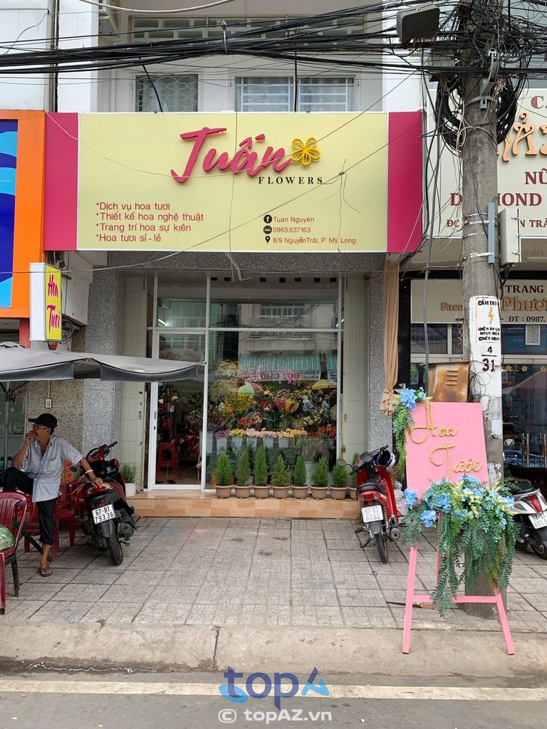 Hoa Tươi Long Xuyên Tuấn Flowers chia sẻ nỗi mất mát sâu sắc với gia đình người đã khuất bằng  các vòng hoa trang trọng