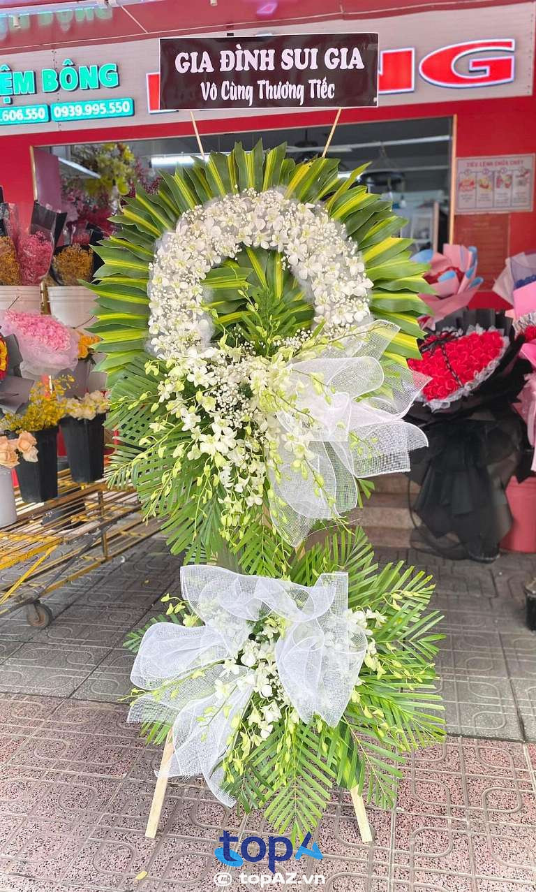 Shop Hoa Tươi Hằng có chất lượng hoa viếng tươi mới, màu sắc phù hợp với không khí trang nghiêm của lễ tang