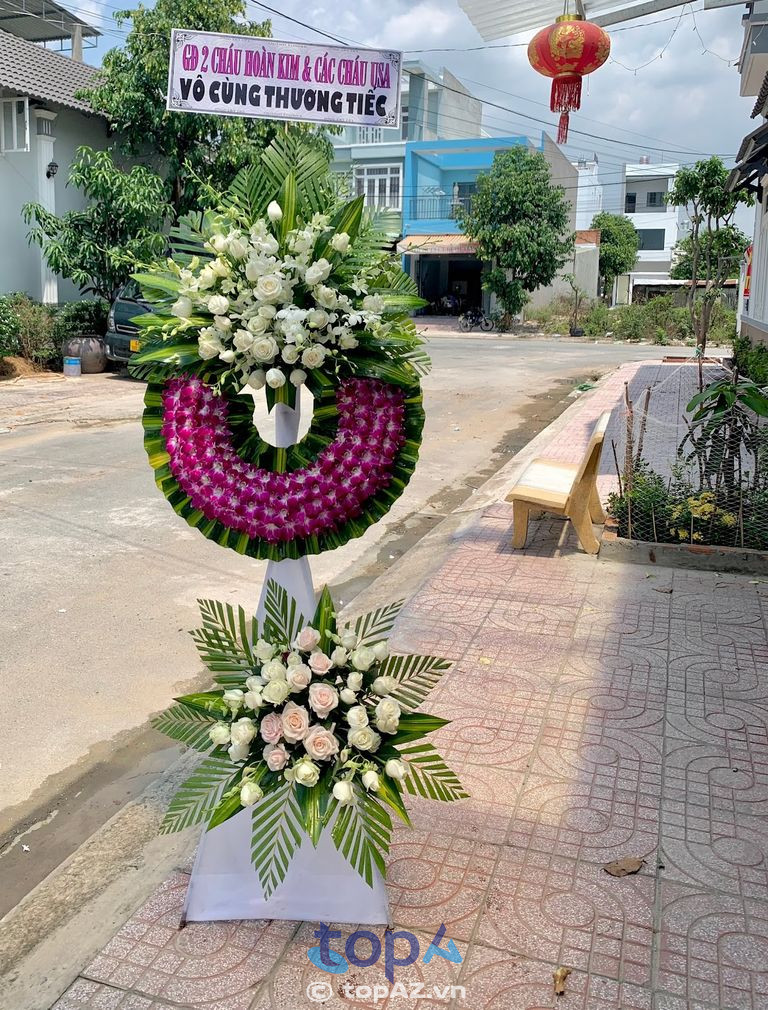 Các vòng hoa tang tại cửa hàng đều được chăm chút tỉ mỉ đến từng chi tiết