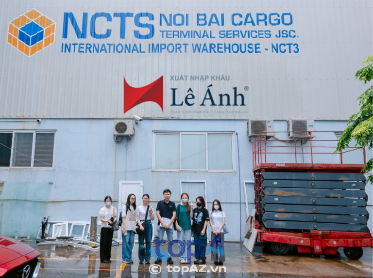 Hình ảnh học viên tham gia khóa học xuất nhập khẩu Lê Ánh trong buổi đi thực tế tại cảng NCTS – Nội Bài Cargo