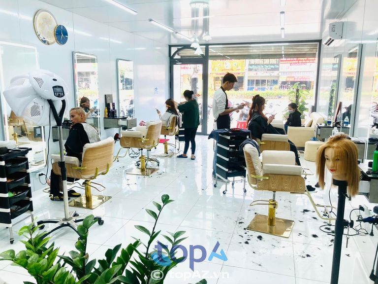 Salon Việt Mỹ có không gian rộng rãi, sang trọng cùng đội ngũ nhân viên chuyên nghiệp sẵn sàng phục vụ khách hàng