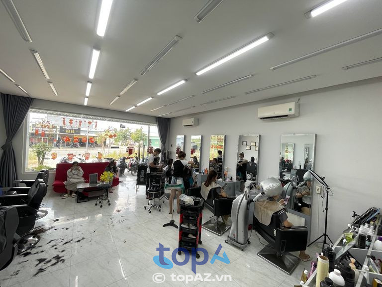 Salon Chiến Nguyễn được đánh giá cao khi mang đến đa dạng dịch vụ làm tóc với giá ưu đãi