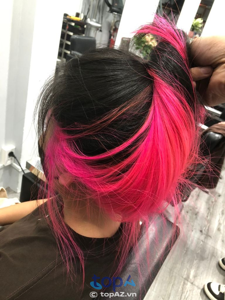 V.T Hair SaLon cung cấp các dịch vụ từ uốn đến nhuộm, giúp khách hàng dễ dàng chọn lựa