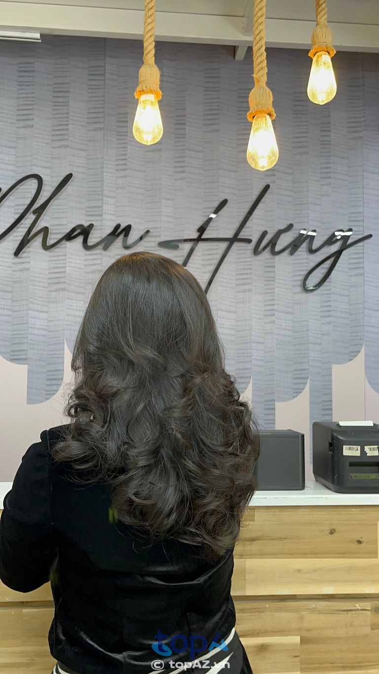 Salon Phan Hưng nổi bật với dịch vụ có xe đưa đón tận nơi cho khách hàng đặt lịch trước