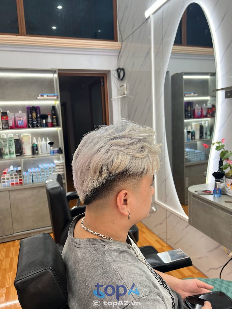 Tiệm Tóc QM Hair Studio cung cấp các dịch vụ đa dạng từ cắt tóc đến uốn và nhuộm