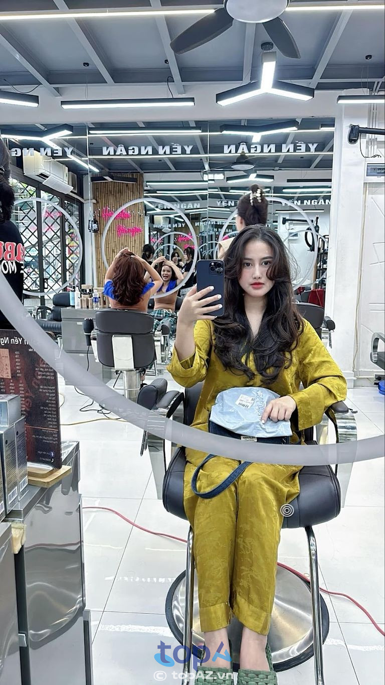 Đội ngũ nhân viên nhiệt tình và niềm nở chăm sóc khách hàng tại Salon Yến Ngân Phú Quốc
