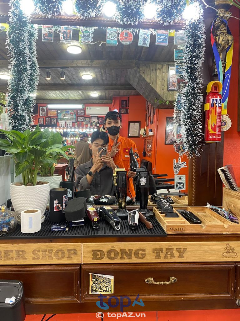 Không gian cắt tóc được bài trí bắt mắt tại Đông Tây Barbershop