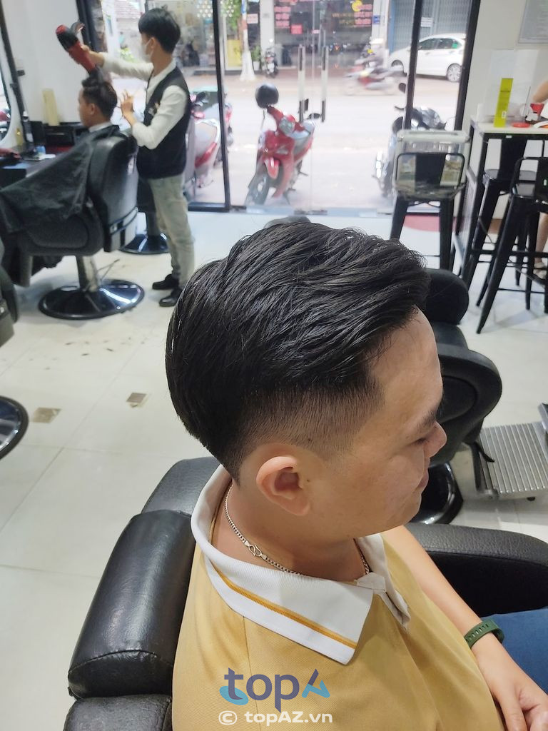 Đội ngũ thợ cắt tóc tại Salon 3Man tỉ mỉ trên từng chi tiết nhỏ nhất trên mái tóc của bạn