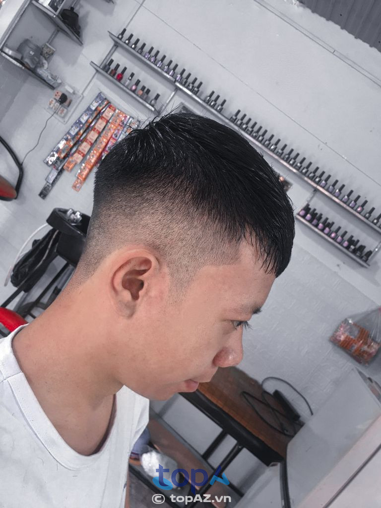 Đội ngũ thợ cắt tóc tại Salon tóc Vy Kiều luôn sẵn sàng tư vấn và lắng nghe yêu cầu của khách hàng
