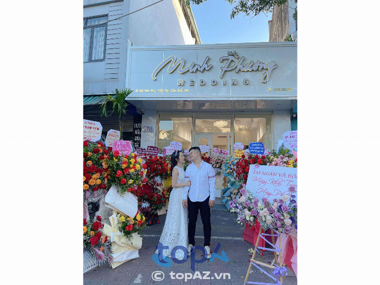 Giá thuê áo dài tại cửa hàng Minh Phương Wedding rất hợp lý, phù hợp với nhiều đối tượng khách hàng khác nhau