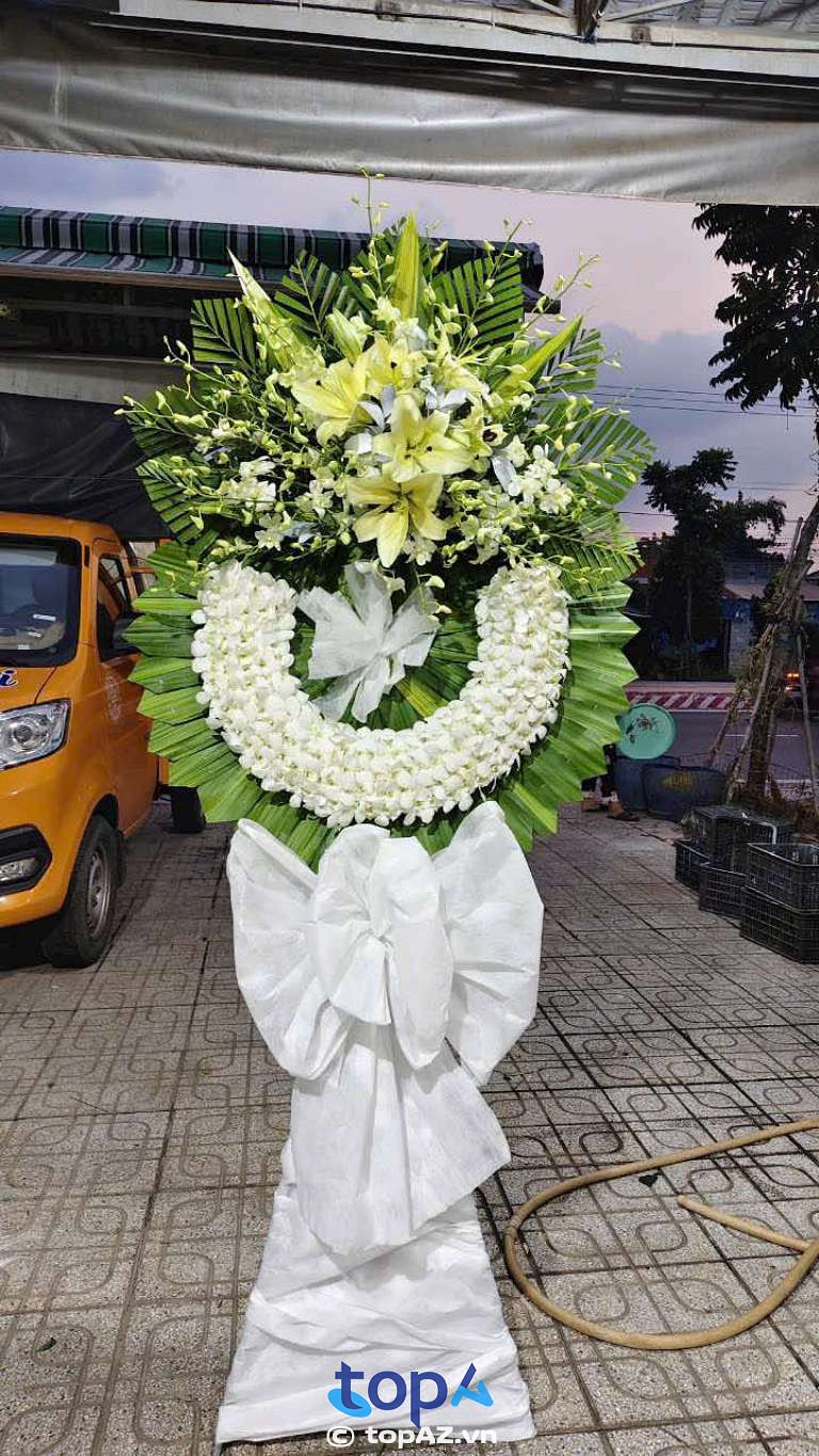 Thảo Hà Flower chuyên thiết kế các vòng hoa viếng tang lễ với phong cách nhẹ nhàng, thanh thoát