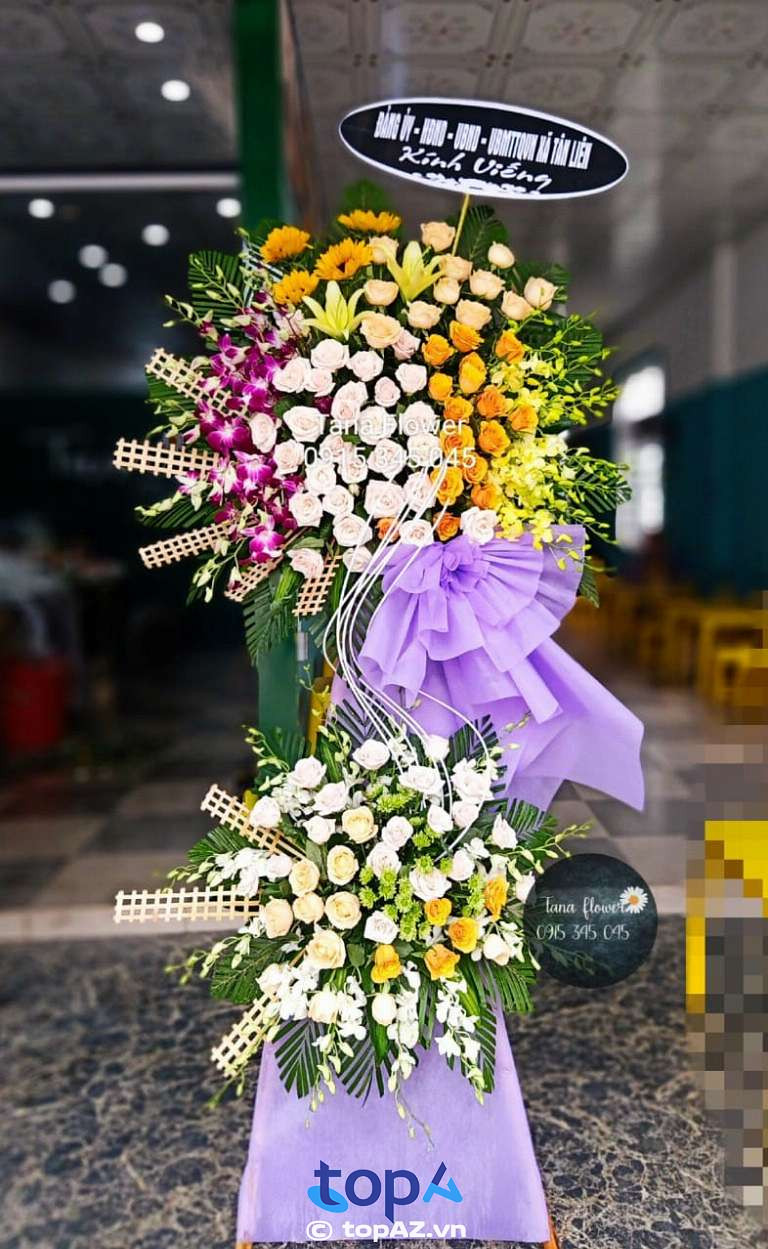 Đội ngũ nhân viên ở shop hoa Tana luôn cập nhật xu hướng để mang đến cho khách hàng vòng hoa viếng phù hợp
