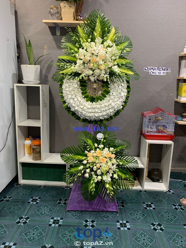 Hoa viếng đám tang tại QUỲNH FLOWER giúp bạn gửi gắm lời chia buồn chân thành, đồng thời trang trí không gian trang trọng