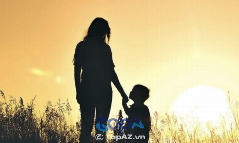 Ảnh mẹ dắt tay con trai