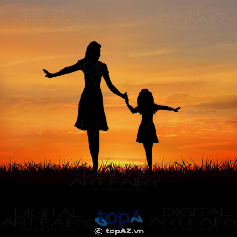 ảnh mẹ dắt tay con gái