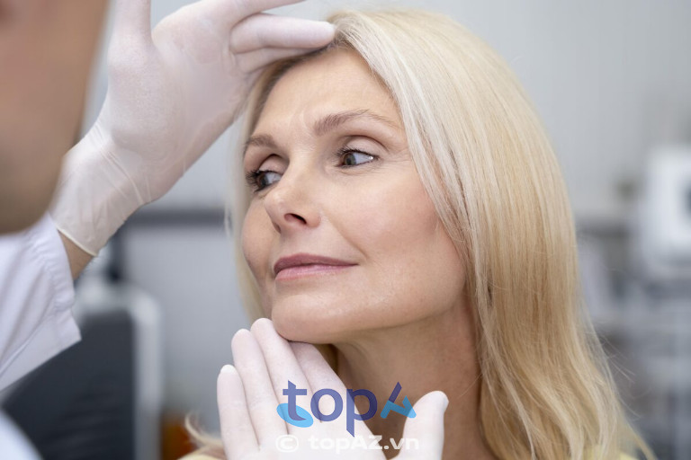 Thăm khám và tư vấn kỹ với bác sĩ chuyên khoa