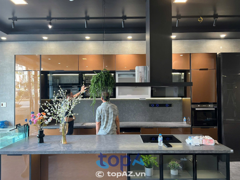 Lựa chọn những cửa hàng có showroom trưng bày thực tế