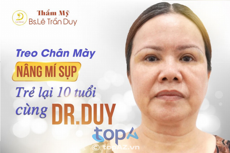 Bác sĩ Lê Trần Duy trực tiếp thăm khám và thực hiện các ca treo chân mày