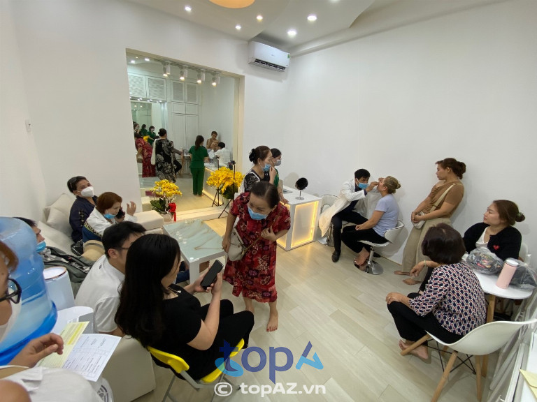 Bác sĩ Lê Trần Duy trực tiếp tư vấn và thực hiện