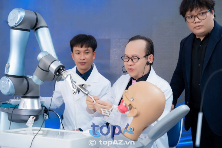 TS.BS Võ Văn Nhân cùng cộng sự trình diễn quy trình cấy ghép Implant bằng Robot cấy ghép implant