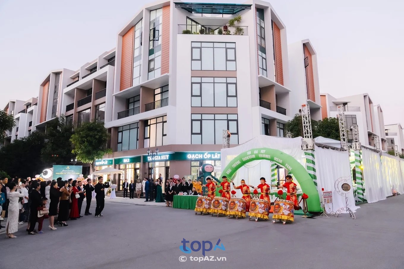 Showroom gạch ốp lát và thiết bị vệ sinh Tân Gia Huy