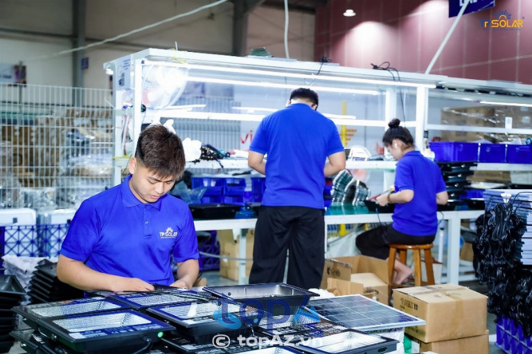 Đèn năng lượng mặt trời 600W