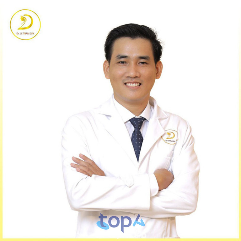 Bác sĩ Lê Trần Duy trực tiếp thăm khám