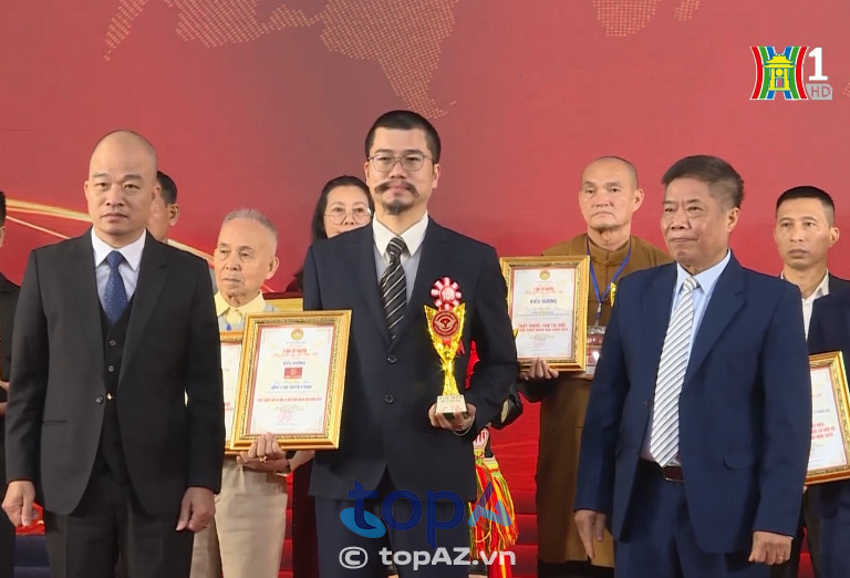 Đài Phát thanh và Truyền hình Hà Nội (H1) đưa tin ThS. Lương y Phạm Đức Tuấn vinh dự nhận Cúp Thương hiệu nổi tiếng và danh hiệu "Thầy thuốc Tâm Tài Đức vì sức khỏe nhân dân"