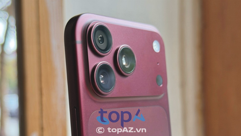 Cụm camera của iPhone 18 Pro Max màu Đỏ Burgundy trong bài đánh giá thực tế. Ảnh: CNET