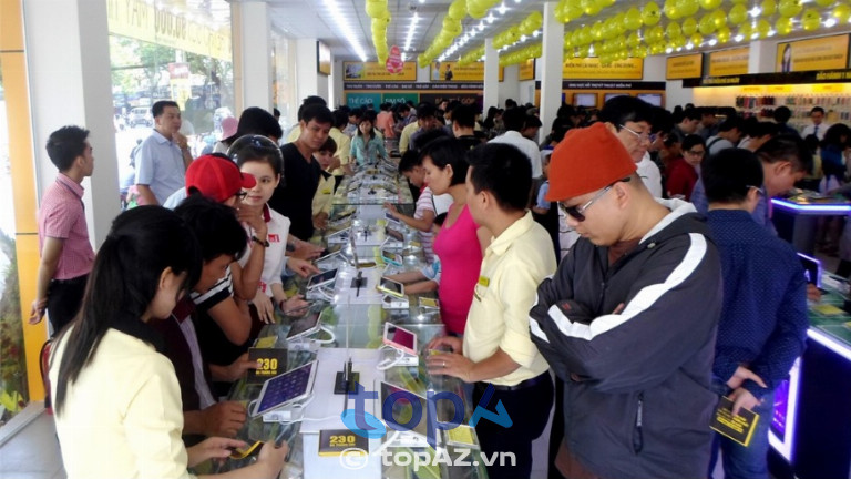 Khách hàng chọn mua điện thoại tại cửa hàng Thế Giới Di Động. Ảnh minh hoạ