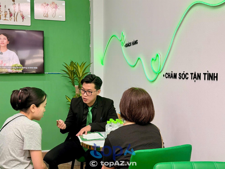 Khách hàng được tư vấn chi tiết